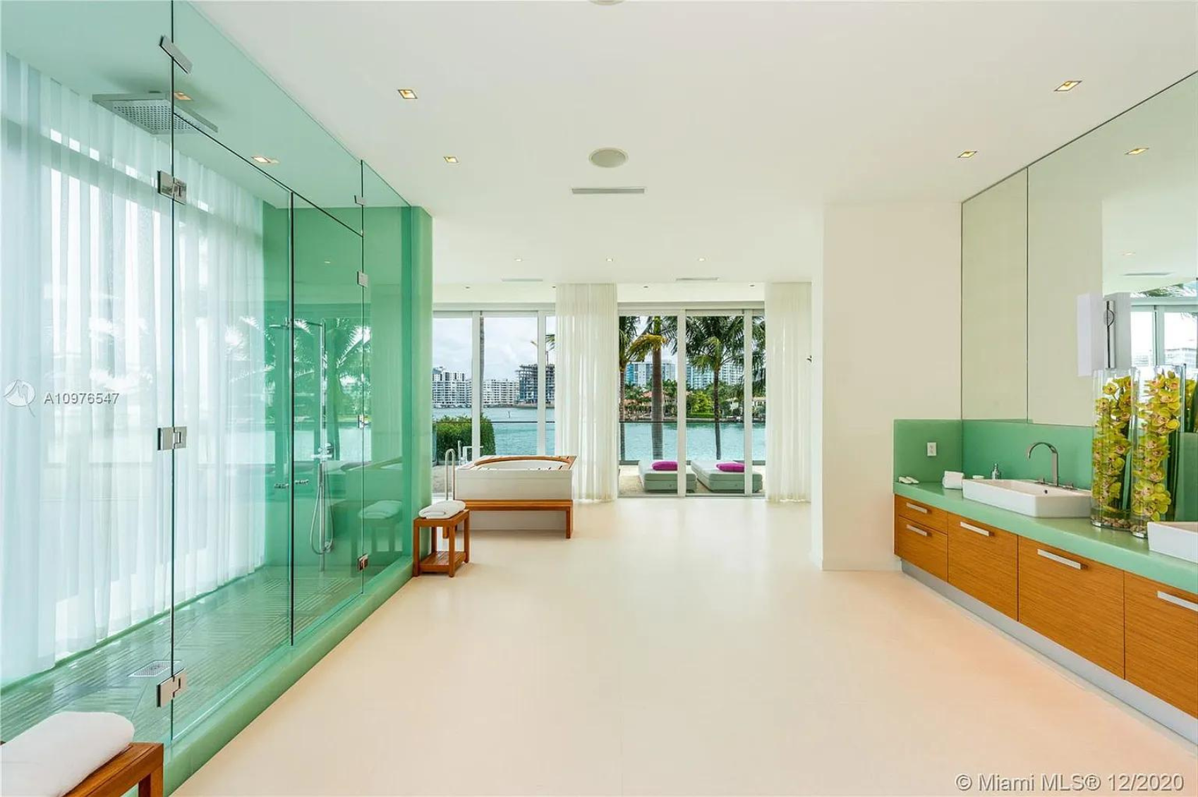 Bathroom using Bio-Glass oriental jade